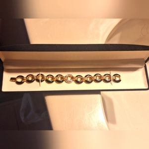 Fashion bracelet with box
